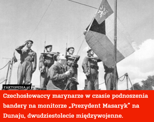 Czechosłowaccy marynarze w czasie podnoszenia bandery na monitorze „Prezydent Masaryk” na Dunaju, dwudziestolecie międzywojenne. 