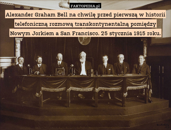 Alexander Graham Bell na chwilę przed pierwszą w historii telefoniczną rozmową transkontynentalną pomiędzy
Nowym Jorkiem a San Francisco. 25 stycznia 1915 roku. 