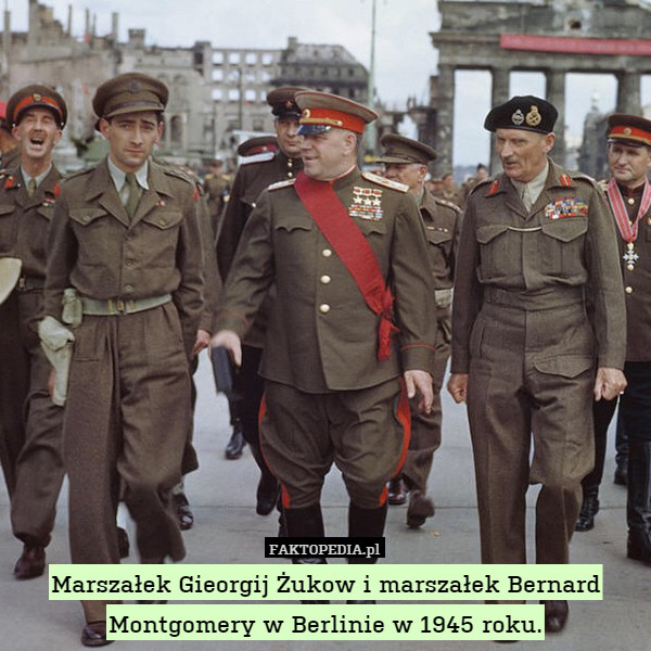 Marszałek Gieorgij Żukow i marszałek Bernard Montgomery w Berlinie w 1945 roku. 