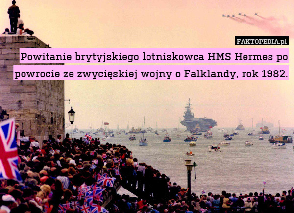 Powitanie brytyjskiego lotniskowca HMS Hermes po powrocie ze zwycięskiej wojny o Falklandy, rok 1982. 