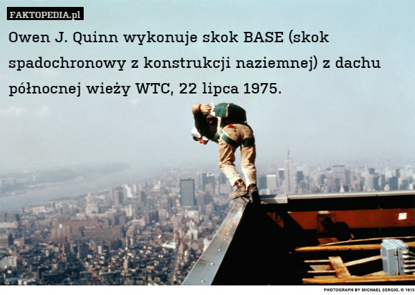 Owen J. Quinn wykonuje skok BASE (skok spadochronowy z konstrukcji naziemnej) z dachu północnej wieży WTC, 22 lipca 1975. 
