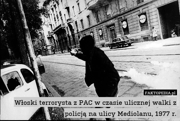 Włoski terrorysta z PAC w czasie ulicznej walki z policją na ulicy Mediolanu, 1977 r. 