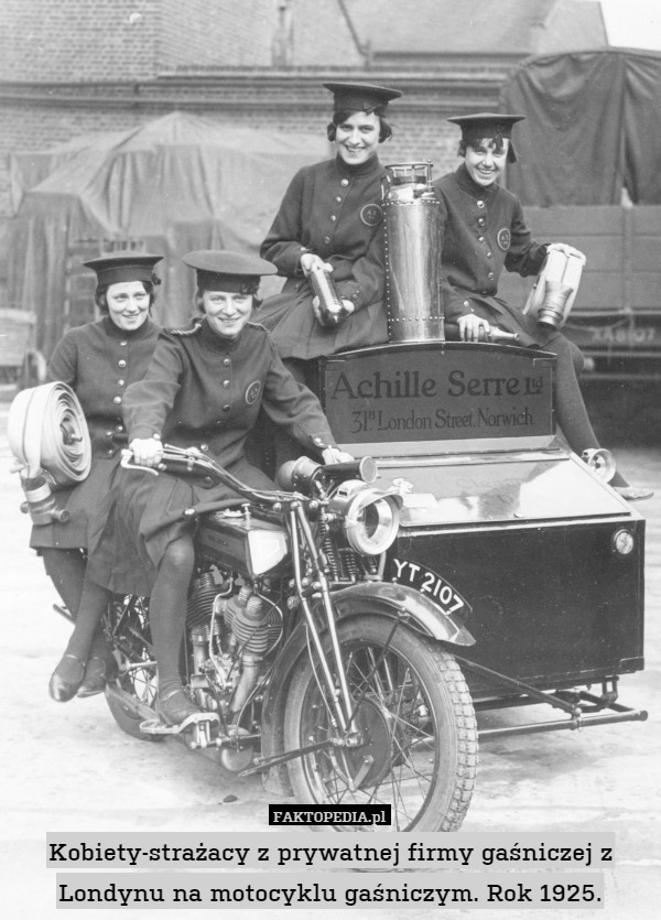 Kobiety-strażacy z prywatnej firmy gaśniczej z Londynu na motocyklu gaśniczym. Rok 1925. 