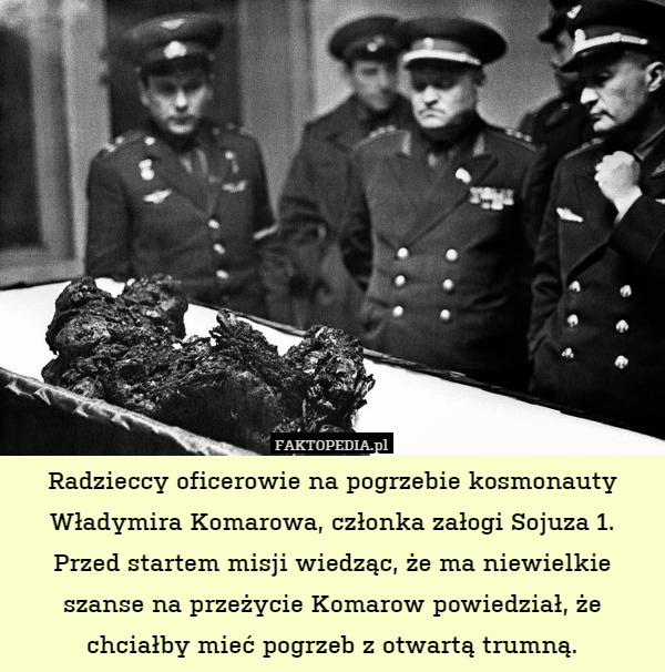 Radzieccy oficerowie na pogrzebie kosmonauty Władymira Komarowa, członka załogi Sojuza 1. Przed startem misji wiedząc, że ma niewielkie szanse na przeżycie Komarow powiedział, że chciałby mieć pogrzeb z otwartą trumną. 