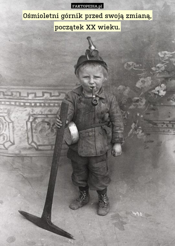 Ośmioletni górnik przed swoją zmianą,
początek XX wieku. 