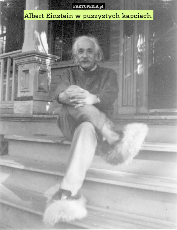 Albert Einstein w puszystych kapciach. 