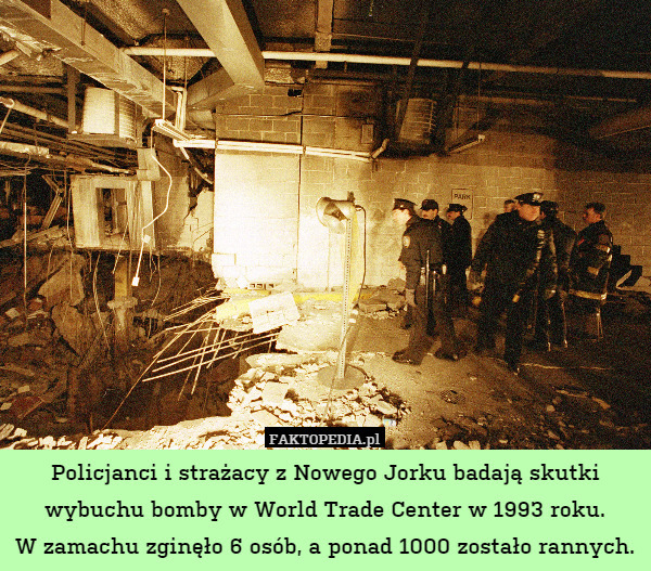 Policjanci i strażacy z Nowego Jorku badają skutki wybuchu bomby w World Trade Center w 1993 roku.
W zamachu zginęło 6 osób, a ponad 1000 zostało rannych. 