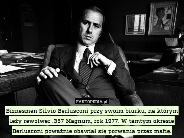 Biznesmen Silvio Berlusconi przy swoim biurku, na którym leży rewolwer .357 Magnum, rok 1977. W tamtym okresie Berlusconi poważnie obawiał się porwania przez mafię. 