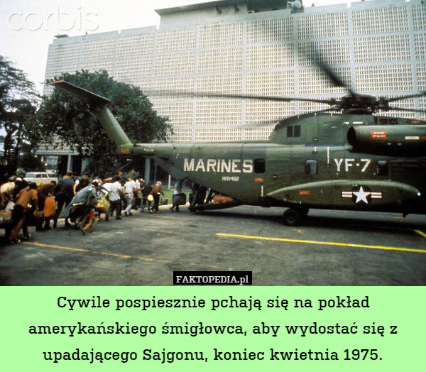 Cywile pospiesznie pchają się na pokład amerykańskiego śmigłowca, aby wydostać się z upadającego Sajgonu, koniec kwietnia 1975. 