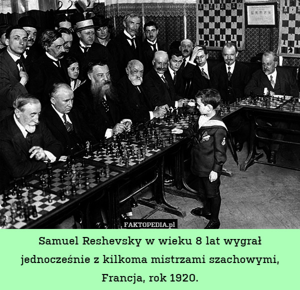 Samuel Reshevsky w wieku 8 lat wygrał jednocześnie z kilkoma mistrzami szachowymi, Francja, rok 1920. 