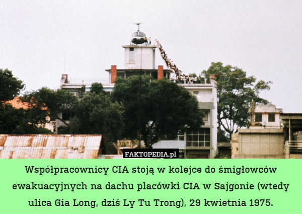 Współpracownicy CIA stoją w kolejce do śmigłowców ewakuacyjnych na dachu placówki CIA w Sajgonie (wtedy ulica Gia Long, dziś Ly Tu Trong), 29 kwietnia 1975. 
