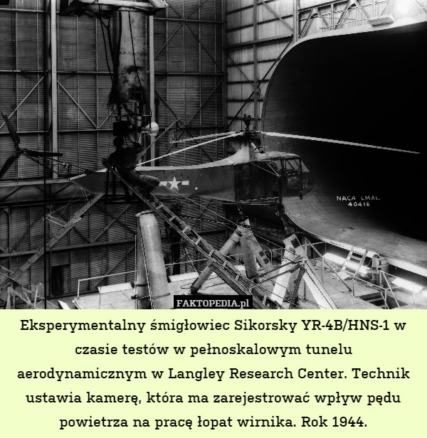 Eksperymentalny śmigłowiec Sikorsky YR-4B/HNS-1 w czasie testów w pełnoskalowym tunelu aerodynamicznym w Langley Research Center. Technik ustawia kamerę, która ma zarejestrować wpływ pędu powietrza na pracę łopat wirnika. Rok 1944. 