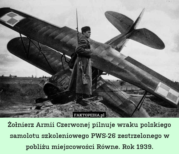 Żołnierz Armii Czerwonej pilnuje wraku polskiego samolotu szkoleniowego PWS-26 zestrzelonego w pobliżu miejscowości Równe. Rok 1939. 