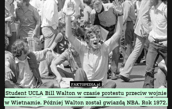 Student UCLA Bill Walton w czasie protestu przeciw wojnie w Wietnamie. Później Walton został gwiazdą NBA. Rok 1972. 
