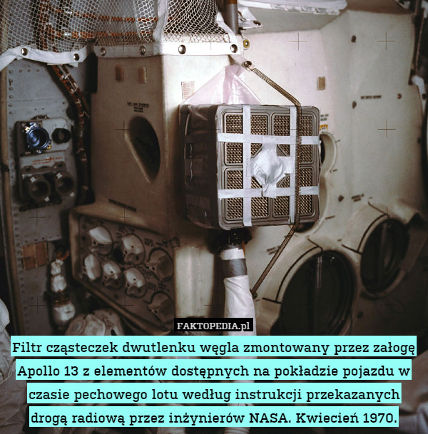 Filtr cząsteczek dwutlenku węgla zmontowany przez załogę Apollo 13 z elementów dostępnych na pokładzie pojazdu w czasie pechowego lotu według instrukcji przekazanych drogą radiową przez inżynierów NASA. Kwiecień 1970. 