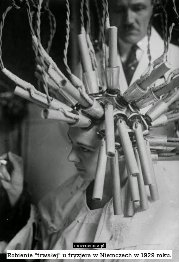 Robienie "trwałej" u fryzjera w Niemczech w 1929 roku. 