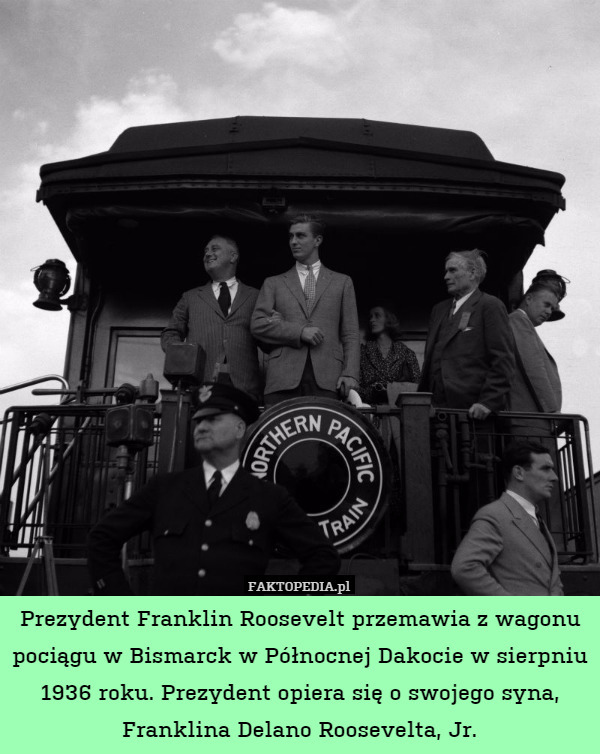 Prezydent Franklin Roosevelt przemawia z wagonu pociągu w Bismarck w Północnej Dakocie w sierpniu 1936 roku. Prezydent opiera się o swojego syna, Franklina Delano Roosevelta, Jr. 