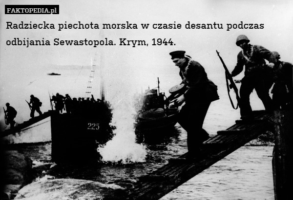 Radziecka piechota morska w czasie desantu podczas odbijania Sewastopola. Krym, 1944. 