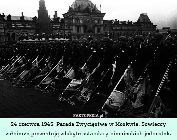 24 czerwca 1945, Parada Zwycięstwa w Moskwie. Sowieccy żołnierze prezentują zdobyte sztandary niemieckich jednostek. 