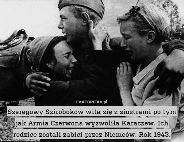 Szeregowy Szirobokow wita się z siostrami po tym jak Armia Czerwona wyzwoliła Karaczew. Ich rodzice zostali zabici przez Niemców. Rok 1943. 