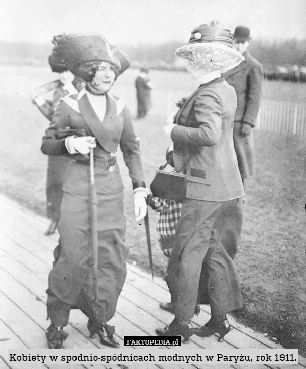 Kobiety w spodnio-spódnicach modnych w Paryżu, rok 1911. 