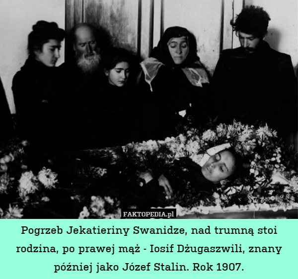 Pogrzeb Jekatieriny Swanidze, nad trumną stoi rodzina, po prawej mąż - Iosif Dżugaszwili, znany później jako Józef Stalin. Rok 1907. 