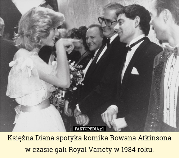 Księżna Diana spotyka komika Rowana Atkinsona w czasie gali Royal Variety w 1984 roku. 