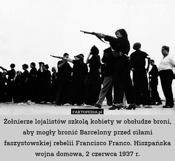 Żołnierze lojalistów szkolą kobiety w obsłudze broni, aby mogły bronić Barcelony przed siłami faszystowskiej rebelii Francisco Franco. Hiszpańska wojna domowa, 2 czerwca 1937 r. 
