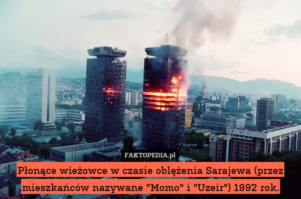 Płonące wieżowce w czasie oblężenia Sarajewa (przez mieszkańców nazywane "Momo" i "Uzeir") 1992 rok. 