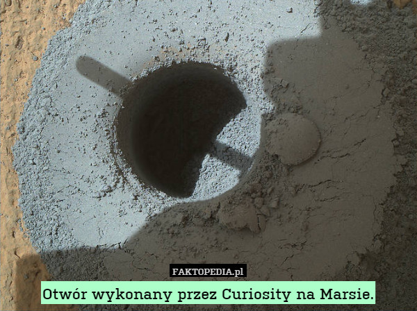 Otwór wykonany przez Curiosity na Marsie. 