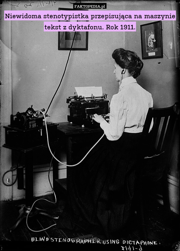 Niewidoma stenotypistka przepisująca na maszynie tekst z dyktafonu. Rok 1911. 