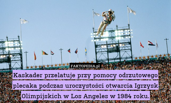 Kaskader przelatuje przy pomocy odrzutowego plecaka podczas uroczystości otwarcia Igrzysk Olimpijskich w Los Angeles w 1984 roku. 
