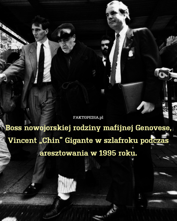 Boss nowojorskiej rodziny mafijnej Genovese, Vincent „Chin” Gigante w szlafroku podczas aresztowania w 1995 roku. 