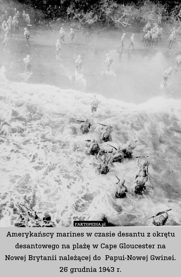 Amerykańscy marines w czasie desantu z okrętu desantowego na plażę w Cape Gloucester na Nowej Brytanii należącej do  Papui-Nowej Gwinei. 26 grudnia 1943 r. 