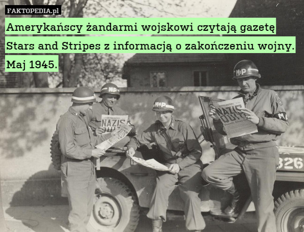 Amerykańscy żandarmi wojskowi czytają gazetę Stars and Stripes z informacją o zakończeniu wojny. Maj 1945. 