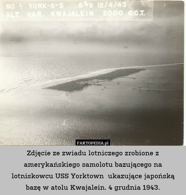 Zdjęcie ze zwiadu lotniczego zrobione z amerykańskiego samolotu bazującego na lotniskowcu USS Yorktown  ukazujące japońską bazę w atolu Kwajalein. 4 grudnia 1943. 