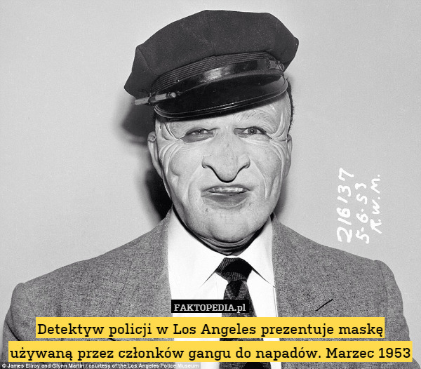 Detektyw policji w Los Angeles prezentuje maskę używaną przez członków gangu do napadów. Marzec 1953 