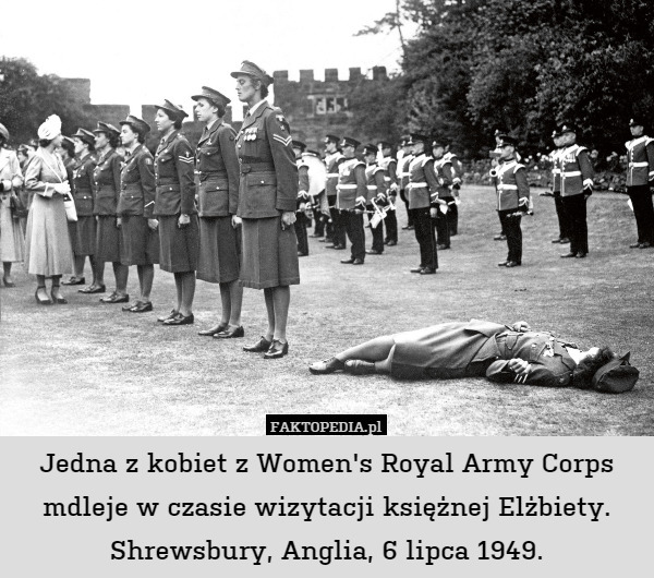 Jedna z kobiet z Women's Royal Army Corps mdleje w czasie wizytacji księżnej Elżbiety. Shrewsbury, Anglia, 6 lipca 1949. 