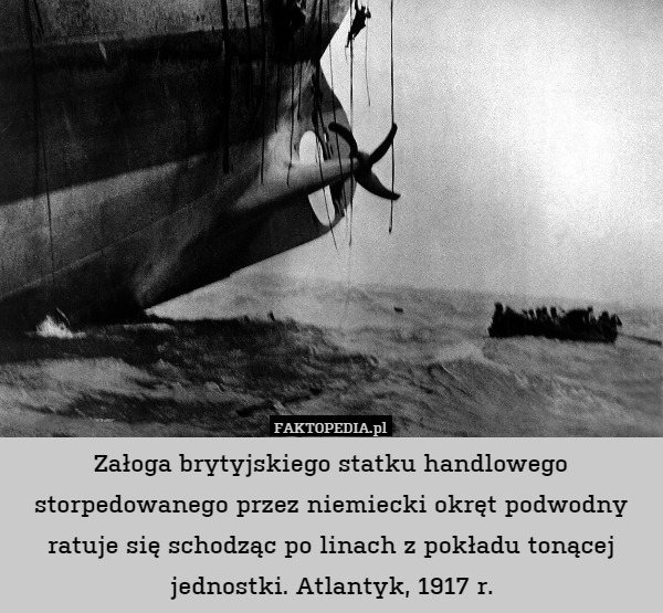 Załoga brytyjskiego statku handlowego storpedowanego przez niemiecki okręt podwodny ratuje się schodząc po linach z pokładu tonącej jednostki. Atlantyk, 1917 r. 