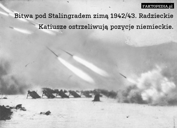 Bitwa pod Stalingradem zimą 1942/43. Radzieckie Katiusze ostrzeliwują pozycje niemieckie. 