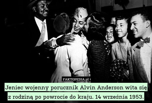 Jeniec wojenny porucznik Alvin Anderson wita się z rodziną po powrocie do kraju. 14 września 1953. 