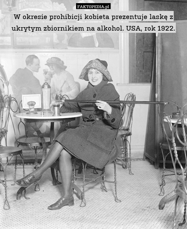 W okresie prohibicji kobieta prezentuje laskę z ukrytym zbiornikiem na alkohol. USA, rok 1922. 