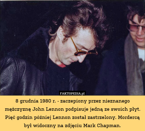 8 grudnia 1980 r. - zaczepiony przez nieznanego mężczyznę John Lennon podpisuje jedną ze swoich płyt.
Pięć godzin później Lennon został zastrzelony. Mordercą był widoczny na zdjęciu Mark Chapman. 