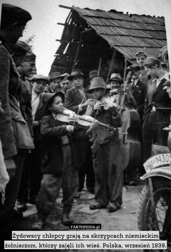 Żydowscy chłopcy grają na skrzypcach niemieckim żołnierzom, którzy zajęli ich wieś. Polska, wrzesień 1939. 