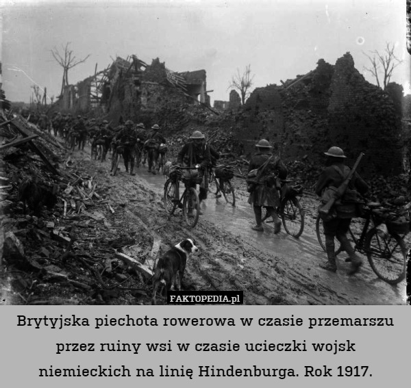 Brytyjska piechota rowerowa w czasie przemarszu przez ruiny wsi w czasie ucieczki wojsk niemieckich na linię Hindenburga. Rok 1917. 