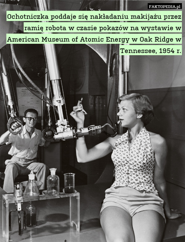 Ochotniczka poddaje się nakładaniu makijażu przez ramię robota w czasie pokazów na wystawie w American Museum of Atomic Energy w Oak Ridge w Tennessee, 1954 r. 