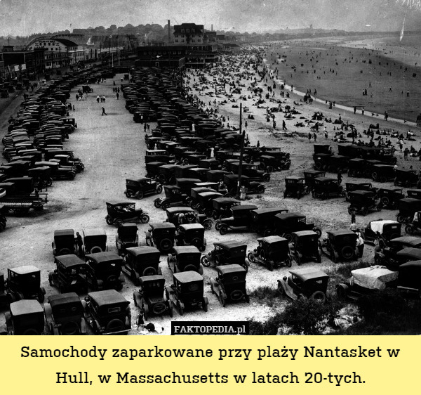 Samochody zaparkowane przy plaży Nantasket w Hull, w Massachusetts w latach 20-tych. 