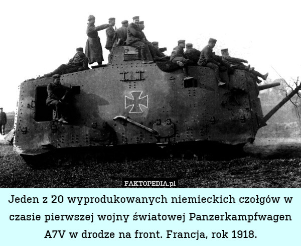 Jeden z 20 wyprodukowanych niemieckich czołgów w czasie pierwszej wojny światowej Panzerkampfwagen A7V w drodze na front. Francja, rok 1918. 
