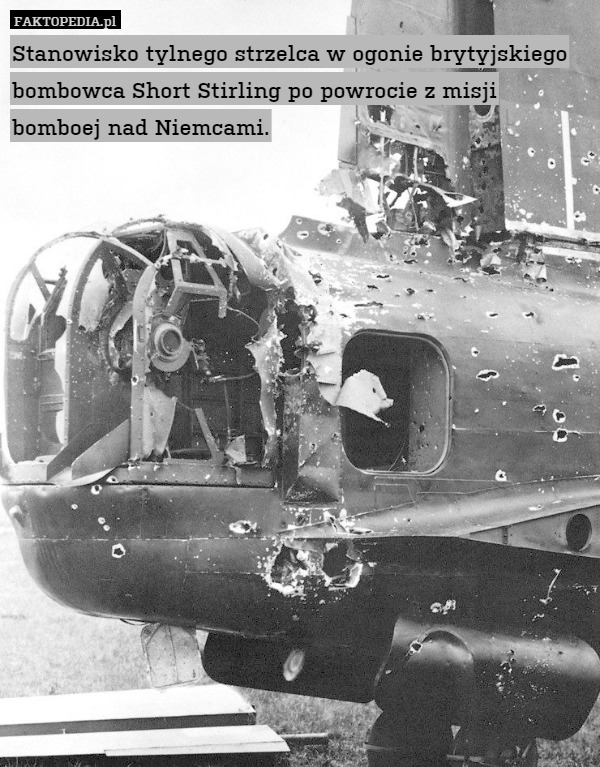 Stanowisko tylnego strzelca w ogonie brytyjskiego bombowca Short Stirling po powrocie z misji bomboej nad Niemcami. 