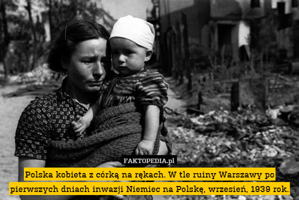 Polska kobieta z córką na rękach. W tle ruiny Warszawy po pierwszych dniach inwazji Niemiec na Polskę, wrzesień, 1939 rok. 